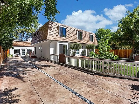 2nd image of 1018 Ovejas Ave