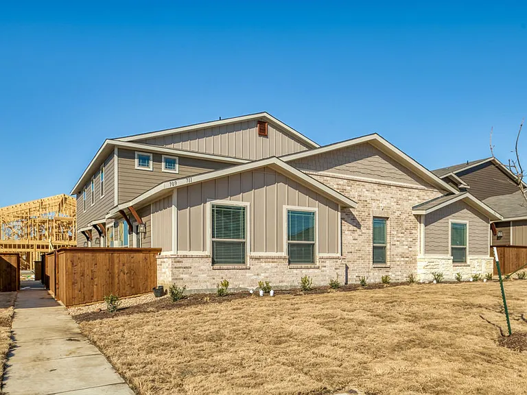 711 Harvest Moon Dr — Photo 2