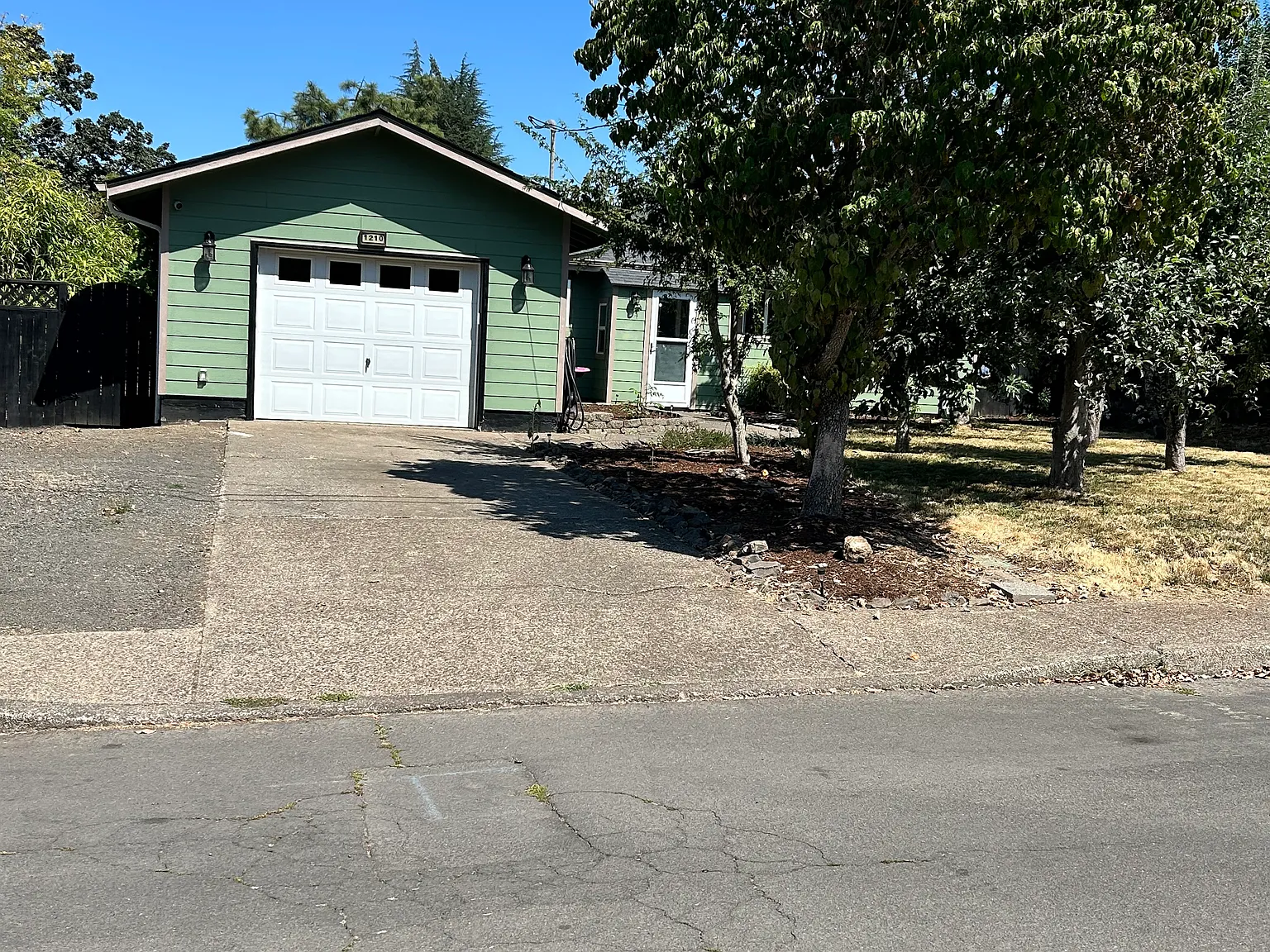 3 bed, 1044 sqft, $2,400 — Photo 1