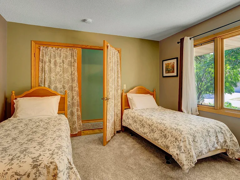 Bedroom #4, 2 Twins