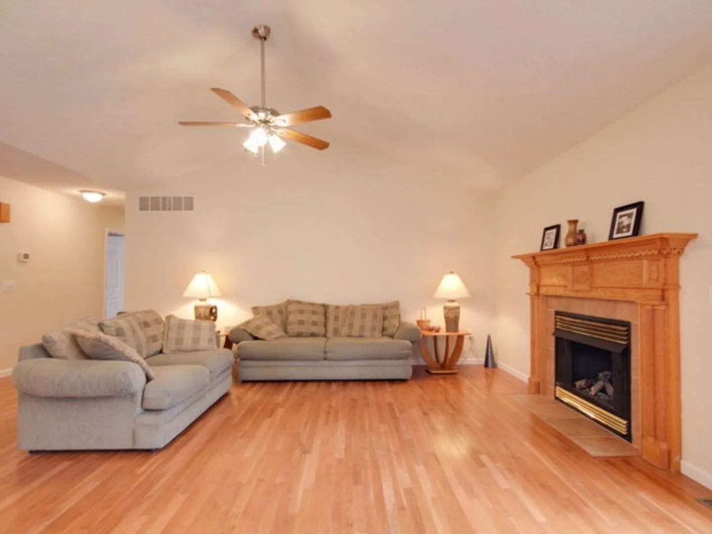 Brick Single Family Home in Battlefield Estates — Photo 2