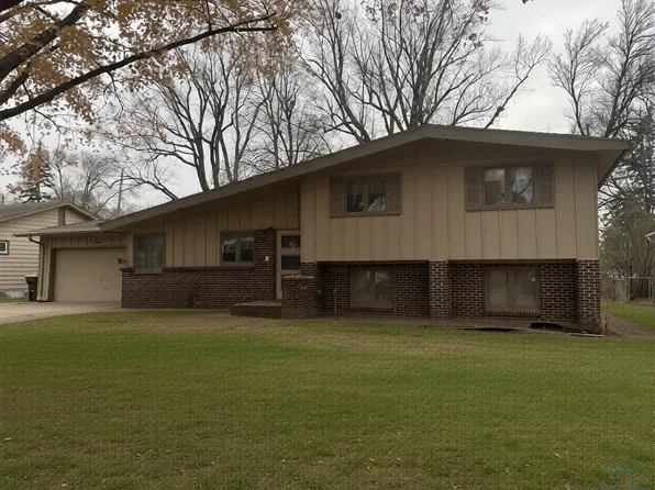 408 Hampden Ct, Sioux City, IA 51104