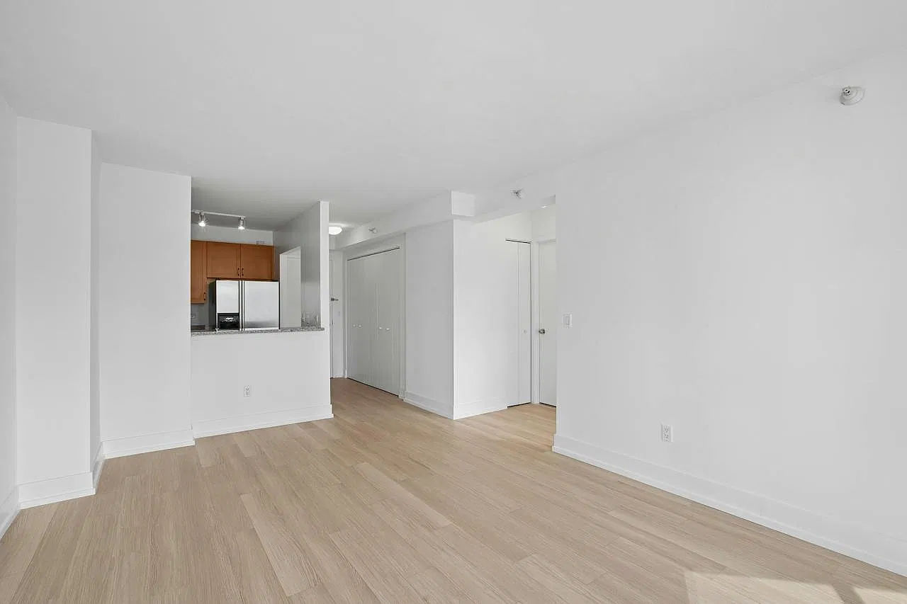 420 W 42nd St — Photo 3