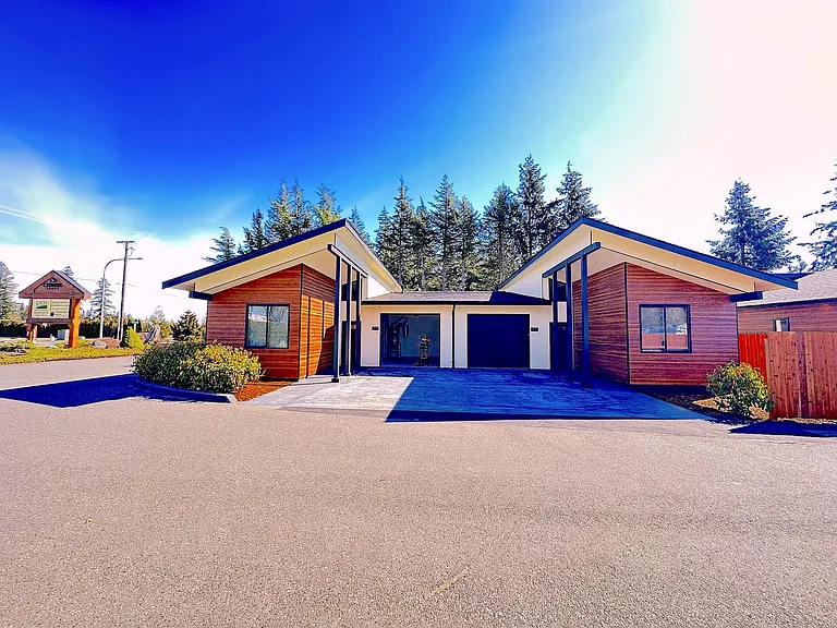 912 Citadel Dr — Photo 2