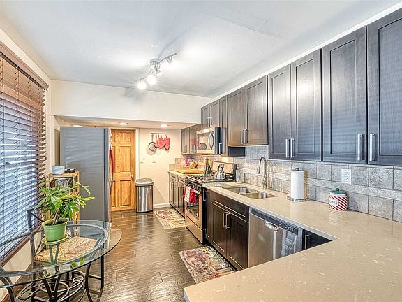 3rd image of 1132 Park Blvd