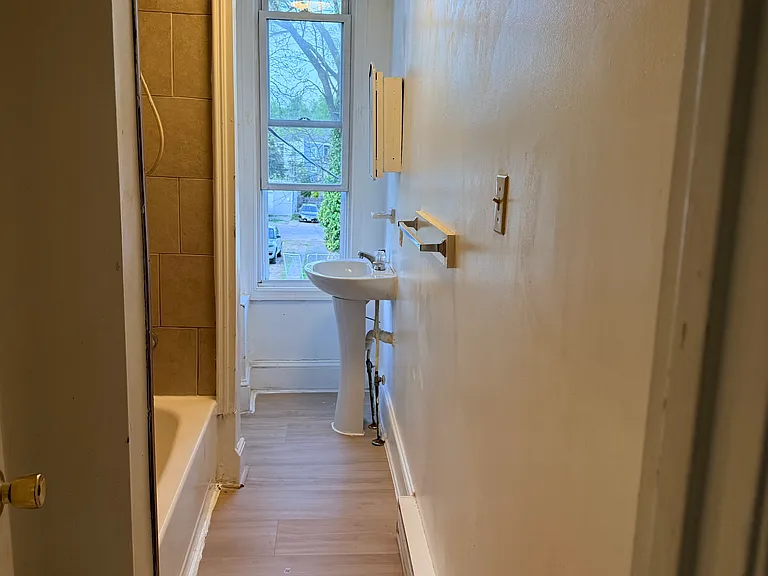 136 E Franklin St — Photo 9