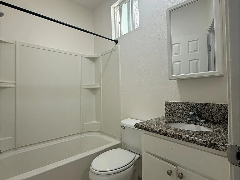 2284 Long Beach Blvd — Photo 4
