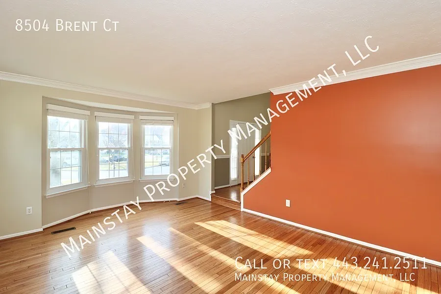 Beautiful 4 Bedroom Home W/ Attached Garage & Large Yard! — Photo 4