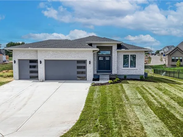 6010 Apache Dr, Shawnee, KS 66226