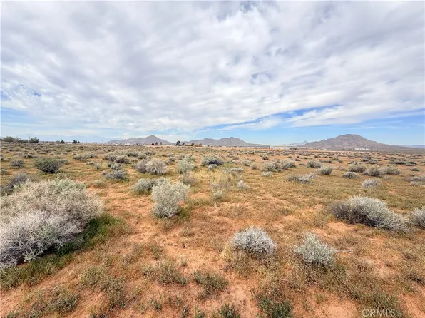 3 Carmel Ln, Apple Valley, CA 92307