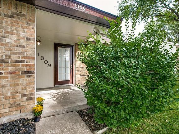 3rd image of 1309 Springview Dr