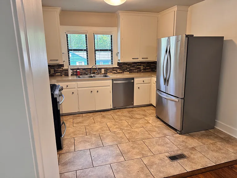3301 W 7th St — Photo 5