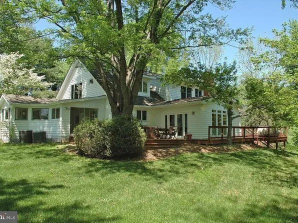 9817 Beach Mill Rd, Great Falls, VA 22066