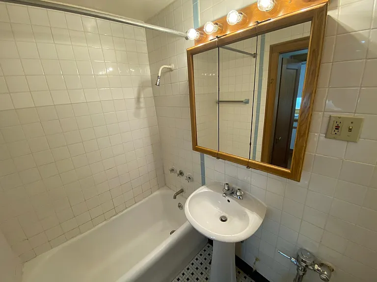 2738 N Pine Grove Ave — Photo 61