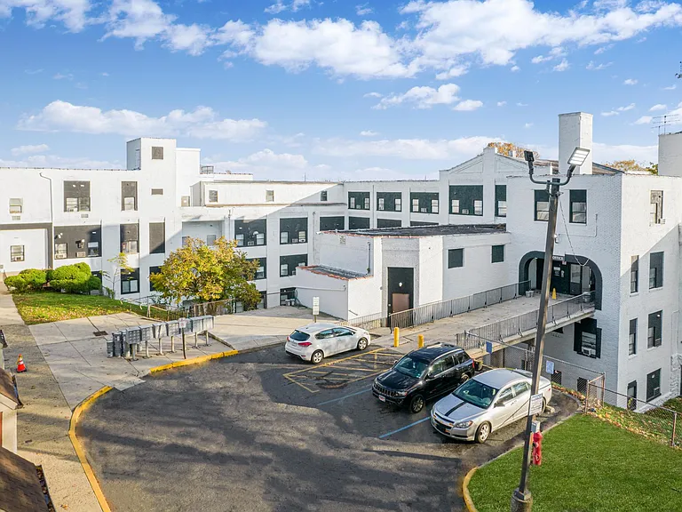 Hilltop Crescent Apartments — Photo 14