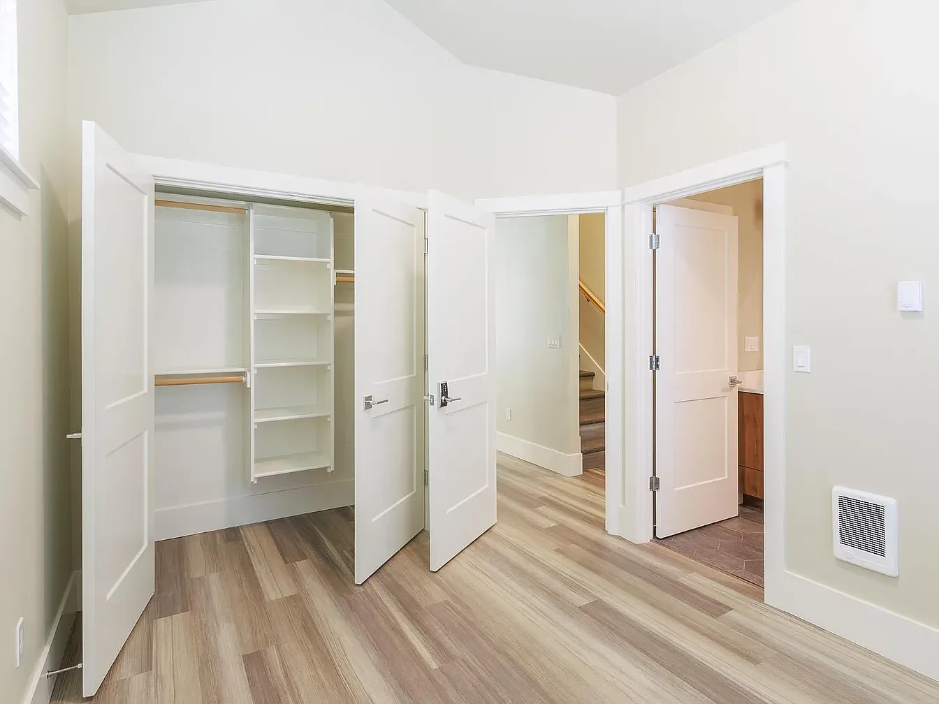 5 bed, 1818 sqft, $980 — Photo 1