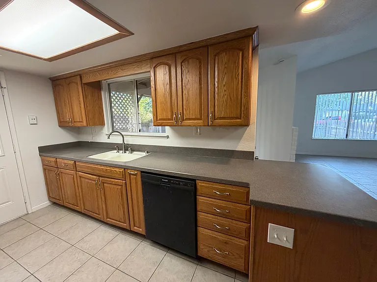 665 S Coalinga St — Photo 9