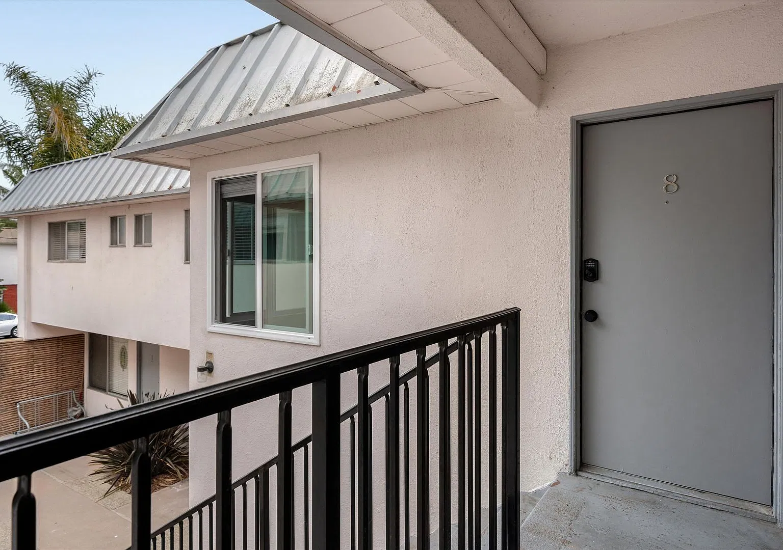 Quiet Isla Vista Apartment Complex — Photo 3