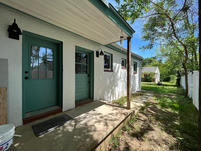 402 President Ln #B — Photo 14