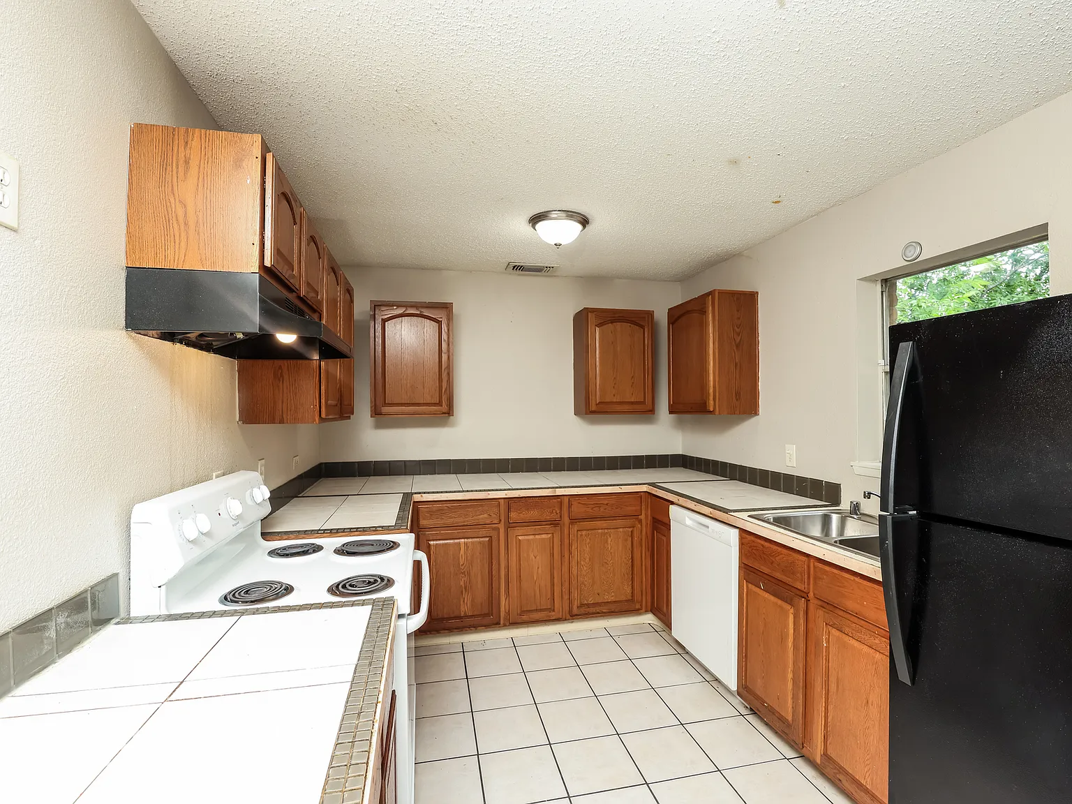 3 bed, 2.0 bath, 1792 sqft, $2,269 — Photo 4