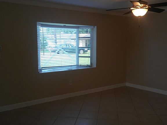 3rd image of 821 Camellia Ct
