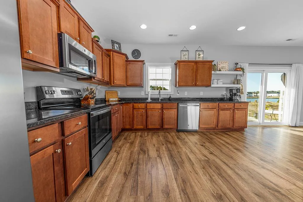 4 bed, 2.5 bath, 2110 sqft, $2,300 — Photo 4