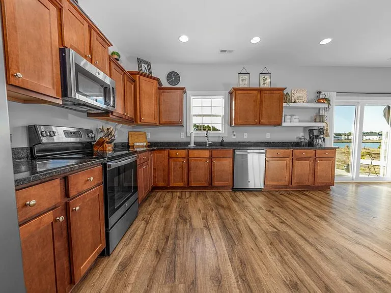1024 Loretta Ln — Photo 4