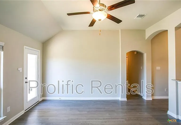 805 Stockdale Rd — Photo 6