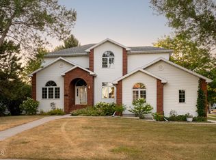 2805 Domino Dr, Bismarck, ND 58503