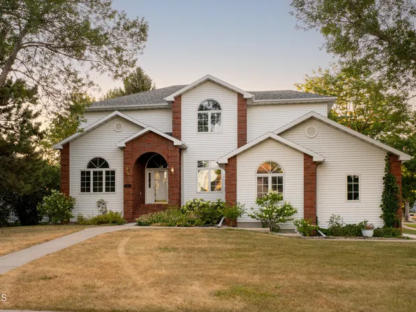 2805 Domino Dr, Bismarck, ND 58503