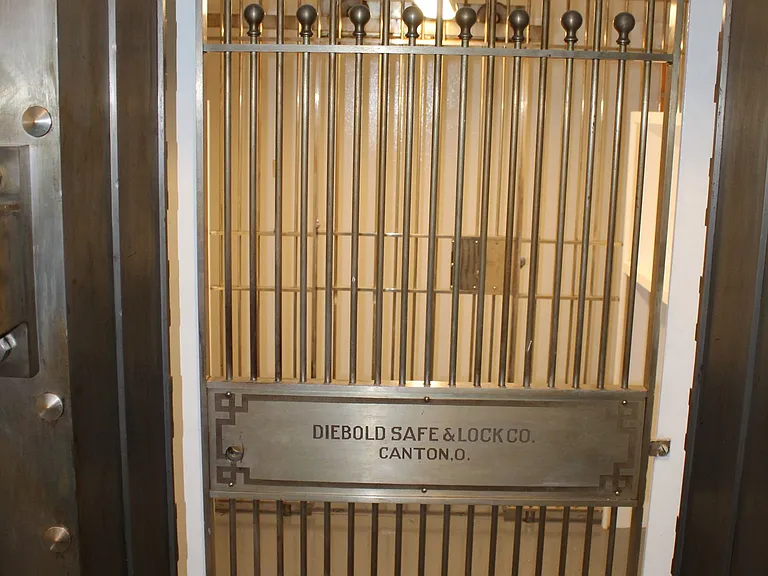 114 W Court St #101 — Photo 11
