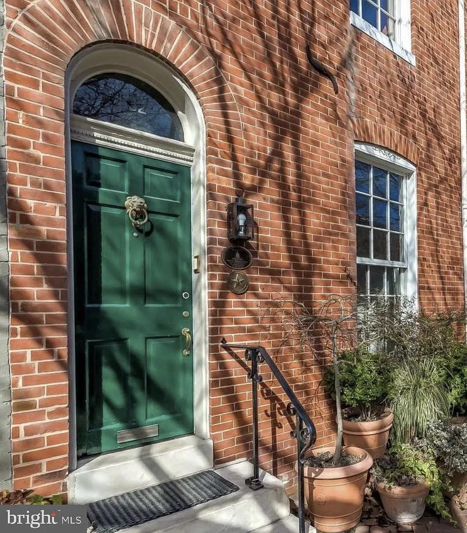 4 bed, 2.5 bath, 2584 sqft, $3,900 — Photo 3