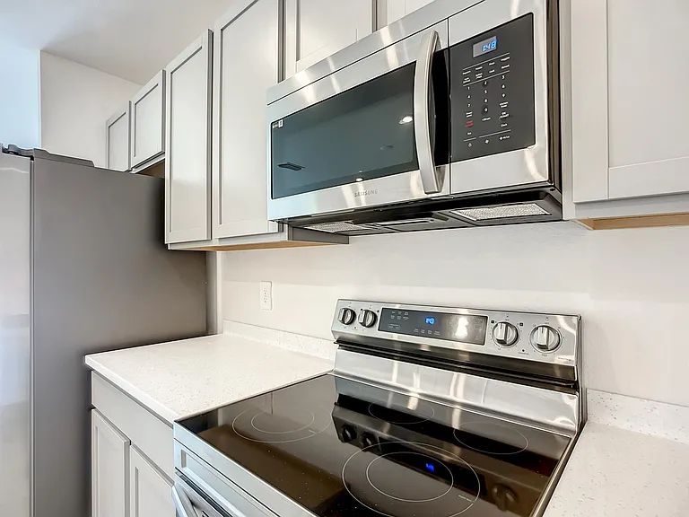 736 SW 5th St — Photo 4