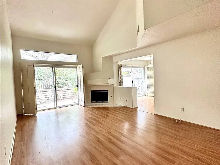 541 S Glenhurst Dr — Photo 2