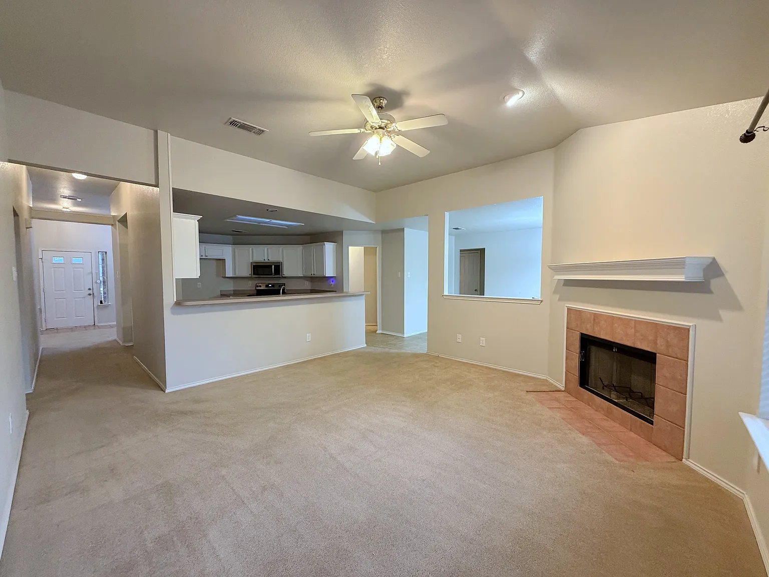3 bed, 1982 sqft, $1,900 — Photo 4