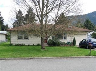 1097 SE Ashley Pl, Grants Pass, OR