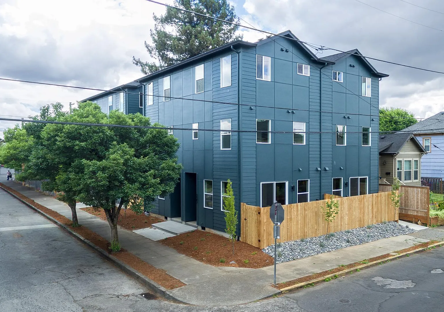 692 NE Church St — Photo 3