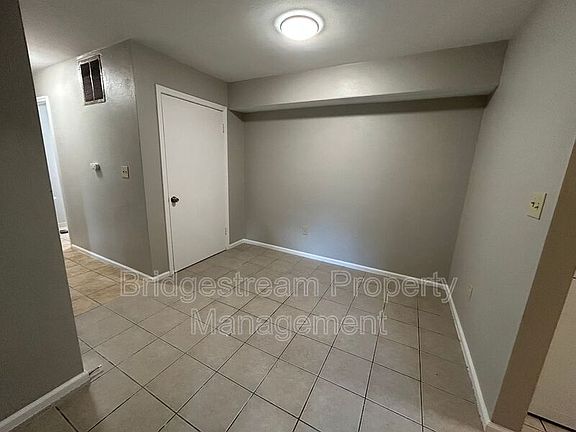 4th image of 1331 Cherry Hill Dr APT 3