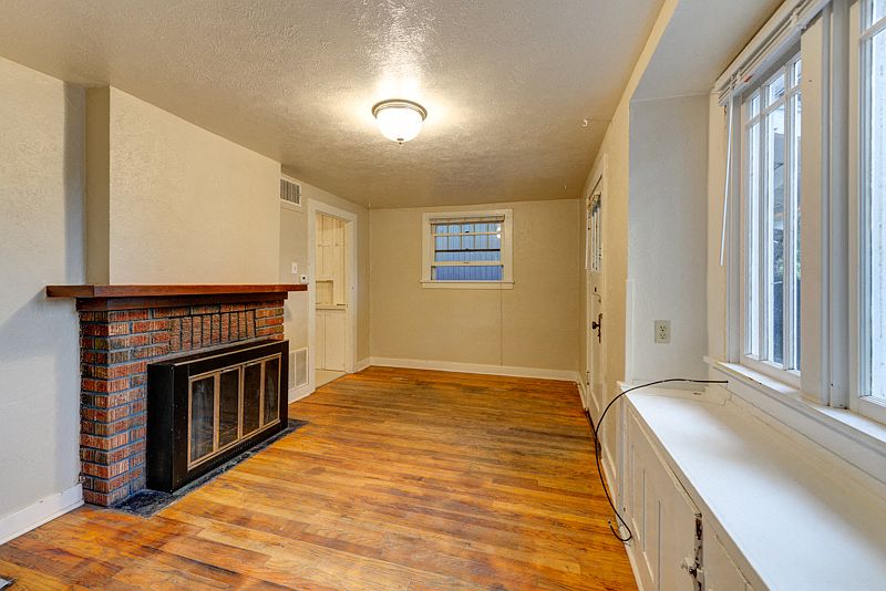 912 Cascade Living Room