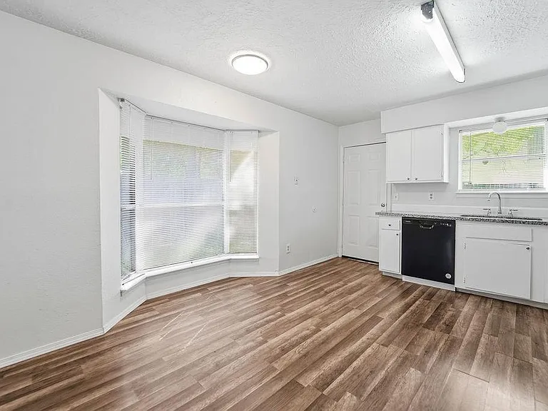 4542 Algernon Dr — Photo 2