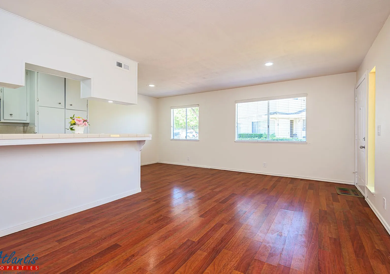 Lovely Condo | Hwd Laminate Flooring | Carport — Photo 2