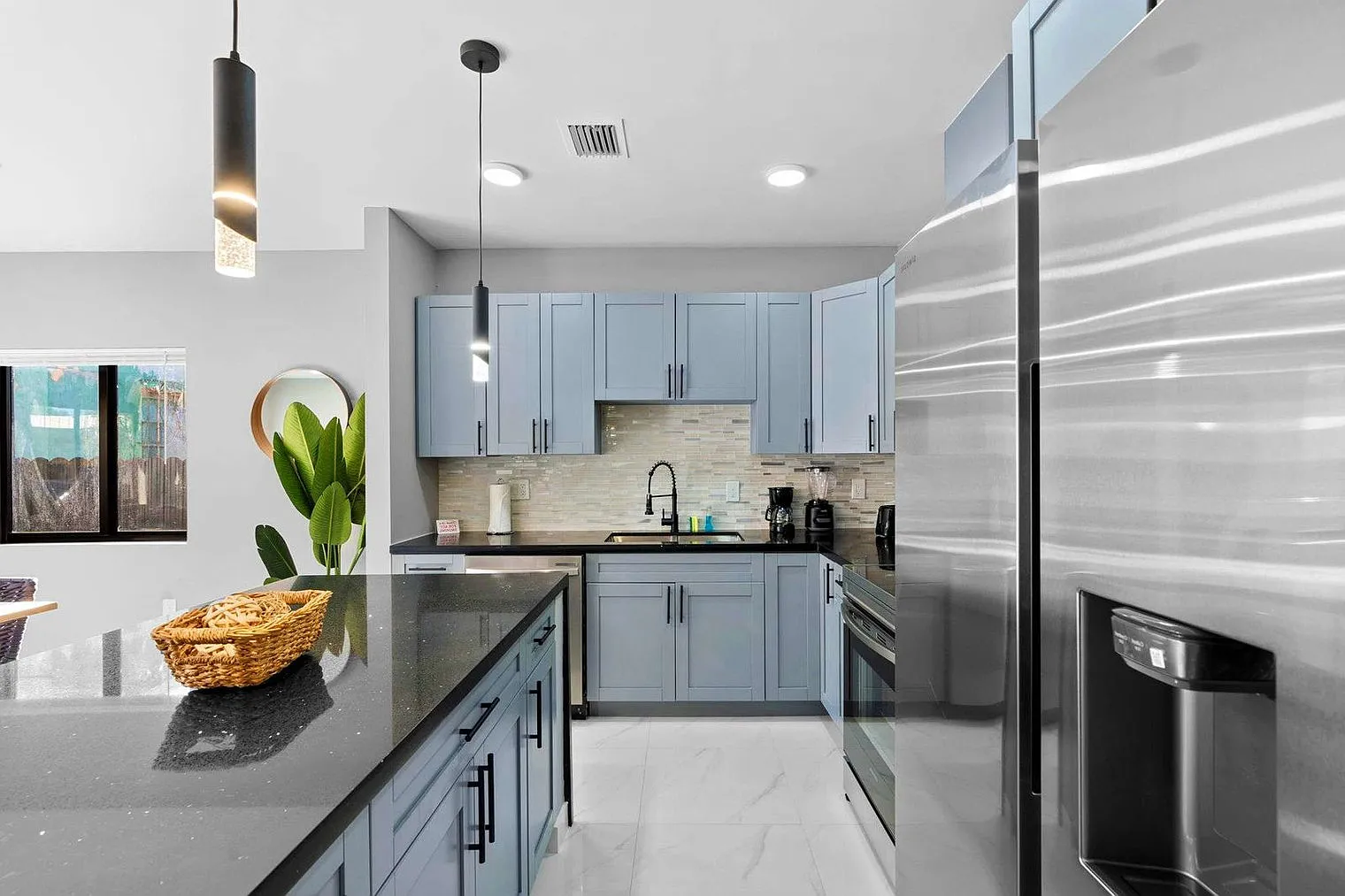 4 bed, 2.0 bath, 947 sqft, $9,365 — Photo 4