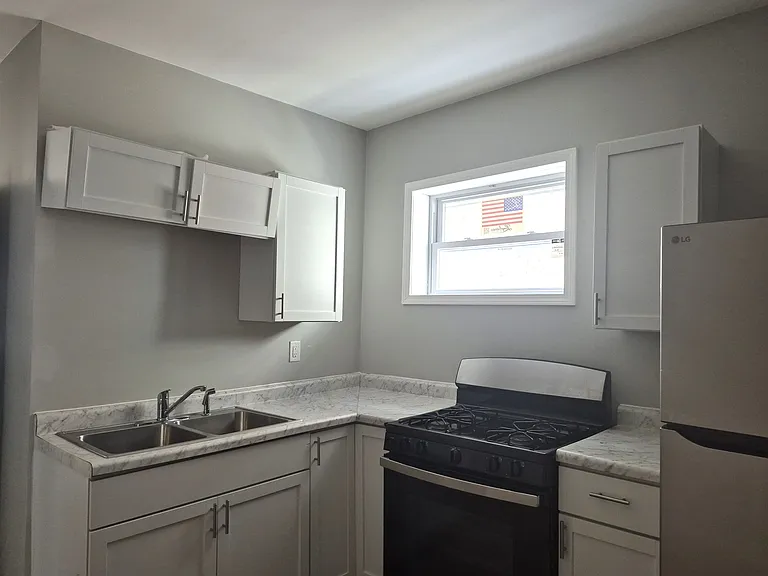 1325 Van Buren St #1 — Photo 2