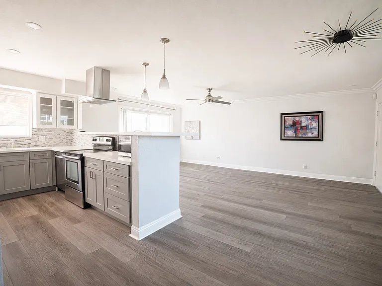 3003 Barnard St #4 — Photo 2