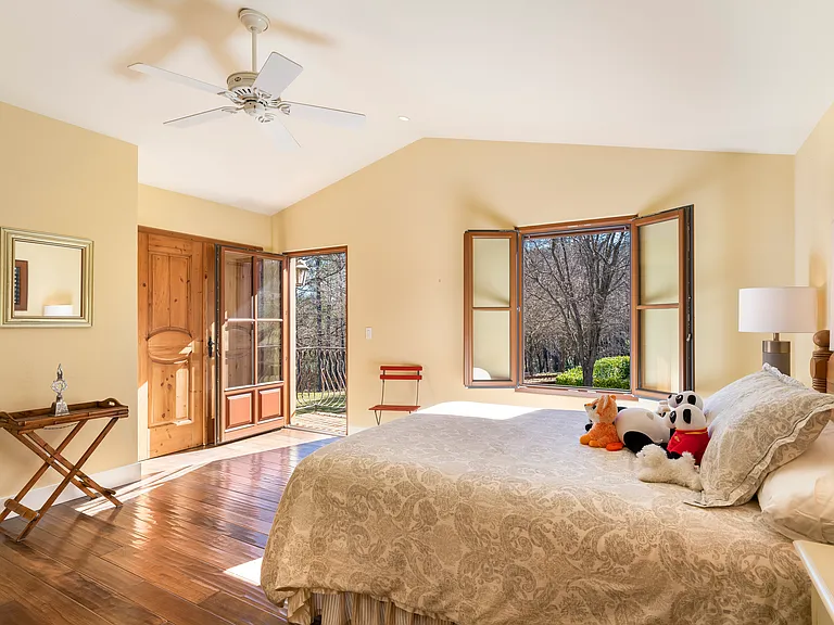 Upstairs bedroom 1