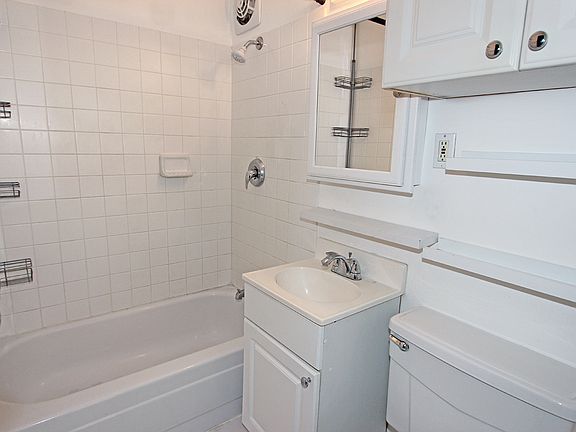 5th image of 1427 Alexander St APT 302