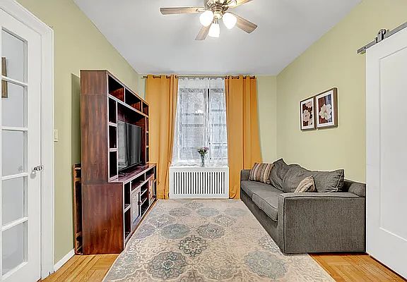 2nd image of 860 W 181st St APT 4