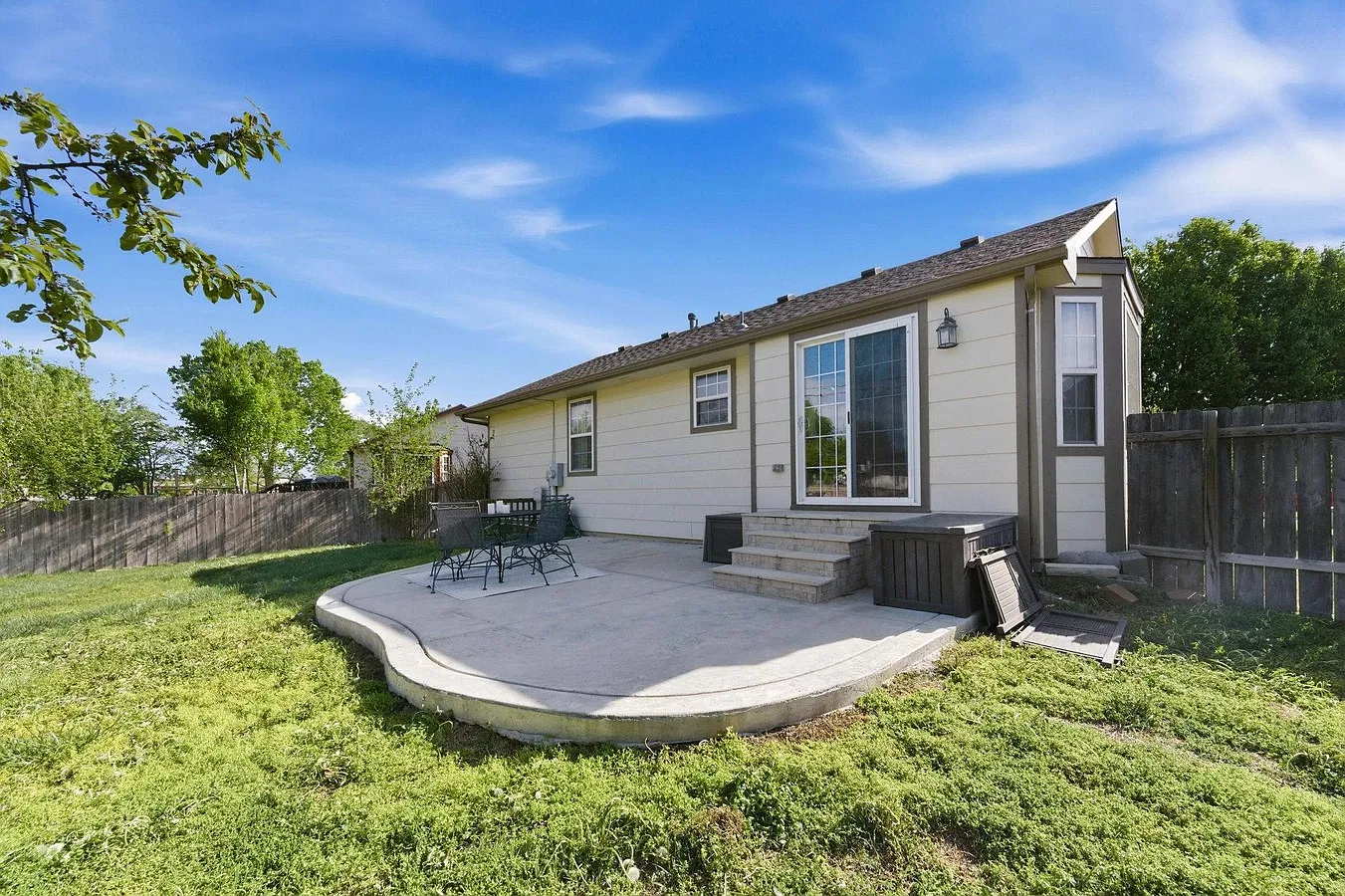 4 bed, 1932 sqft, $2,200 — Photo 3