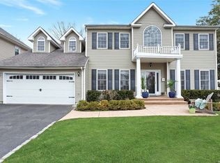 60 Riggs Pl, Locust Valley, NY 11560