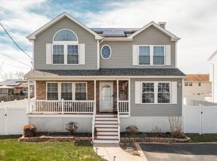 54 Surf Rd, Lindenhurst, NY 11757